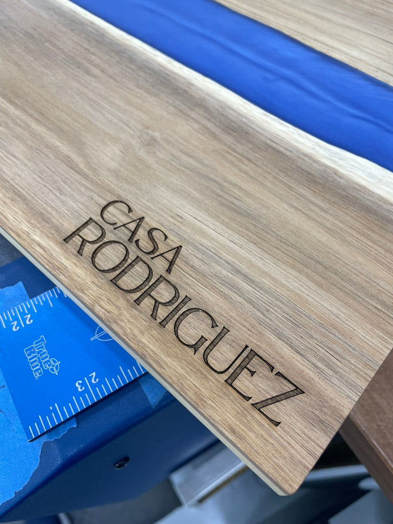Acacia and blue resin charcuterie board engraved Casa Rodriguez